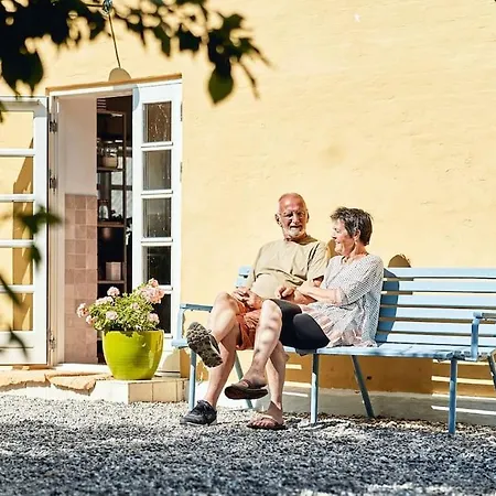 Strandgården På Skarø Med Færge Fra Svendborg