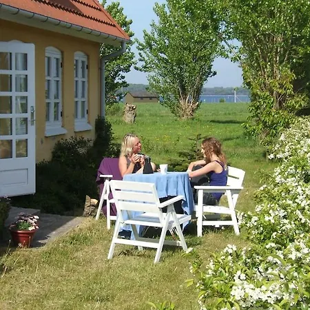 Villa Strandgarden Pa Skaro Med Faerge Fra Svendborg