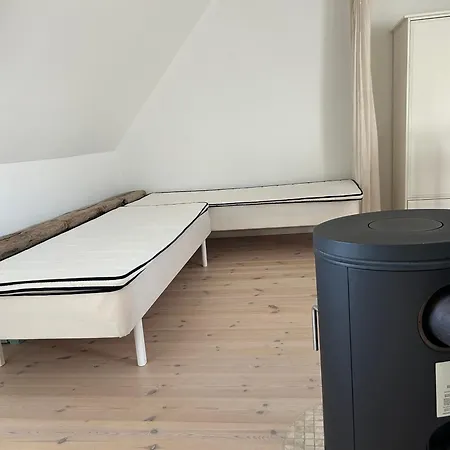 Strandgården På Skarø Med Færge Fra Svendborg Ballen (Svendborg)