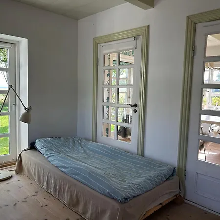 Villa Strandgarden Pa Skaro Med Faerge Fra Svendborg Ballen (Svendborg)