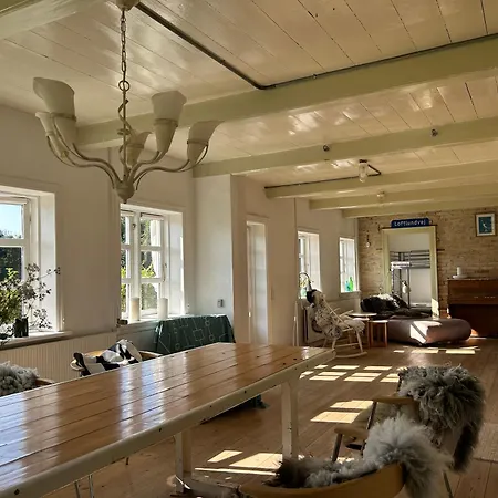 Villa Strandgarden Pa Skaro Med Faerge Fra Svendborg Ballen (Svendborg)