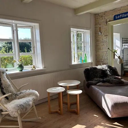 Strandgården På Skarø Med Færge Fra Svendborg Ballen (Svendborg)